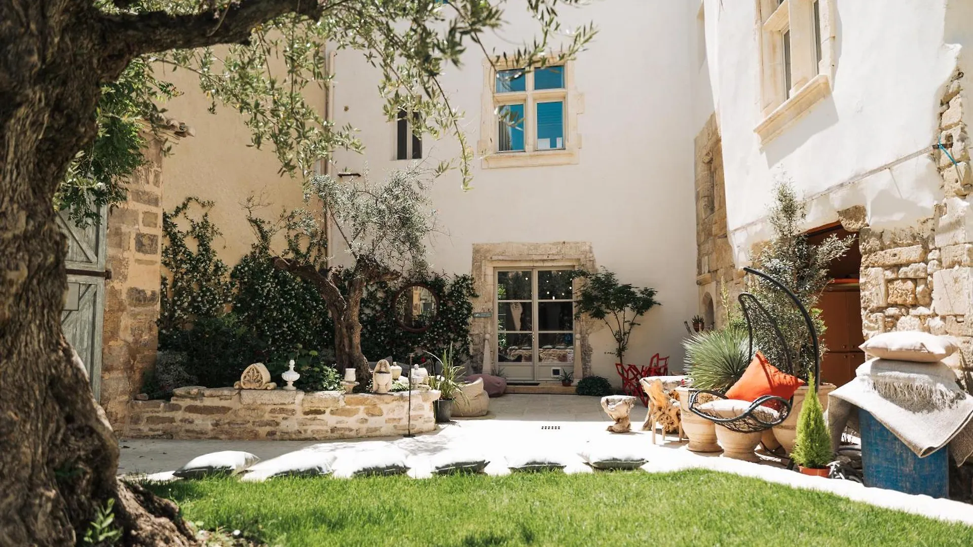 Palais Aoma, Hotel Particulier De Luxe En Provence LʼIsle-sur-la-Sorgue 2*,  Francia